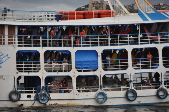 Barco deixa o  porto de Manaus - AM carregado de passageiros